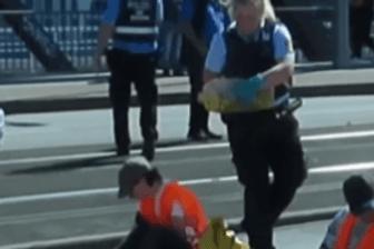 Aufnahmen auf X: Die Polizistin überschüttet den Aktivisten mit Öl.