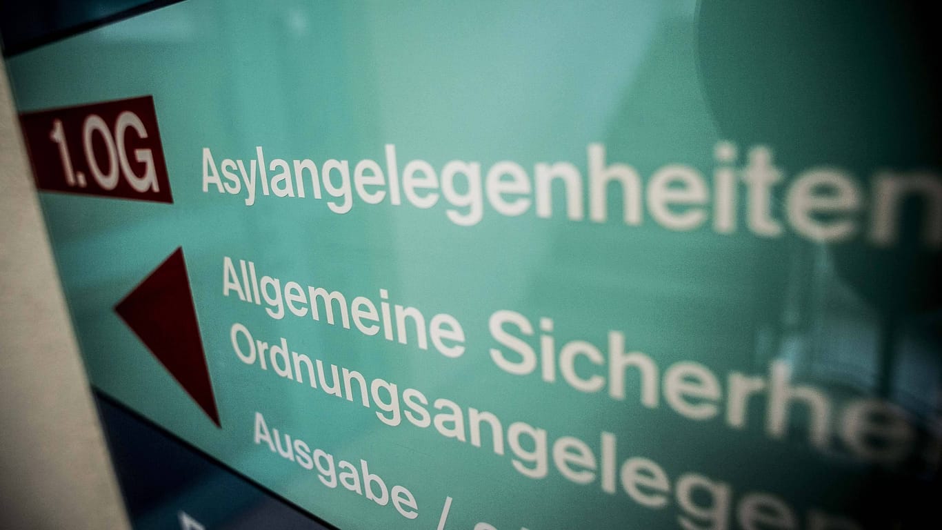 Die Ausländerbehörde Stuttgart in der Eberhardstraße 39: Es gibt fünf Schalter, zu denen man ohne Termin kommen kann.