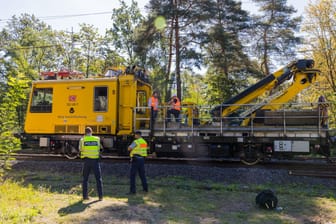 Ein Mitarbeiter der Deutschen Bahn erlebte im Frankfurter Stadtwald einen schweren Stromunfall während der Reparaturarbeiten auf einer Bahnstrecke.