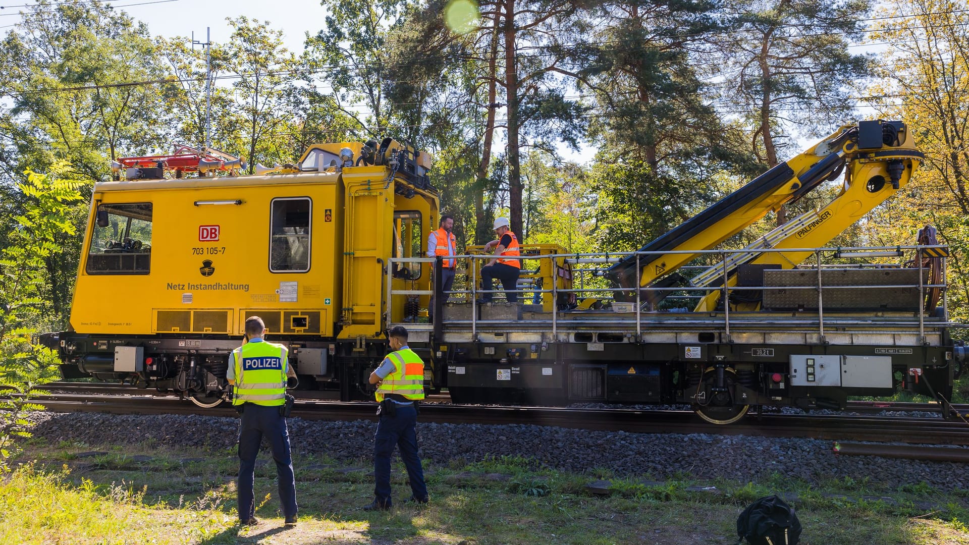 Ein Mitarbeiter der Deutschen Bahn erlebte im Frankfurter Stadtwald einen schweren Stromunfall während der Reparaturarbeiten auf einer Bahnstrecke.