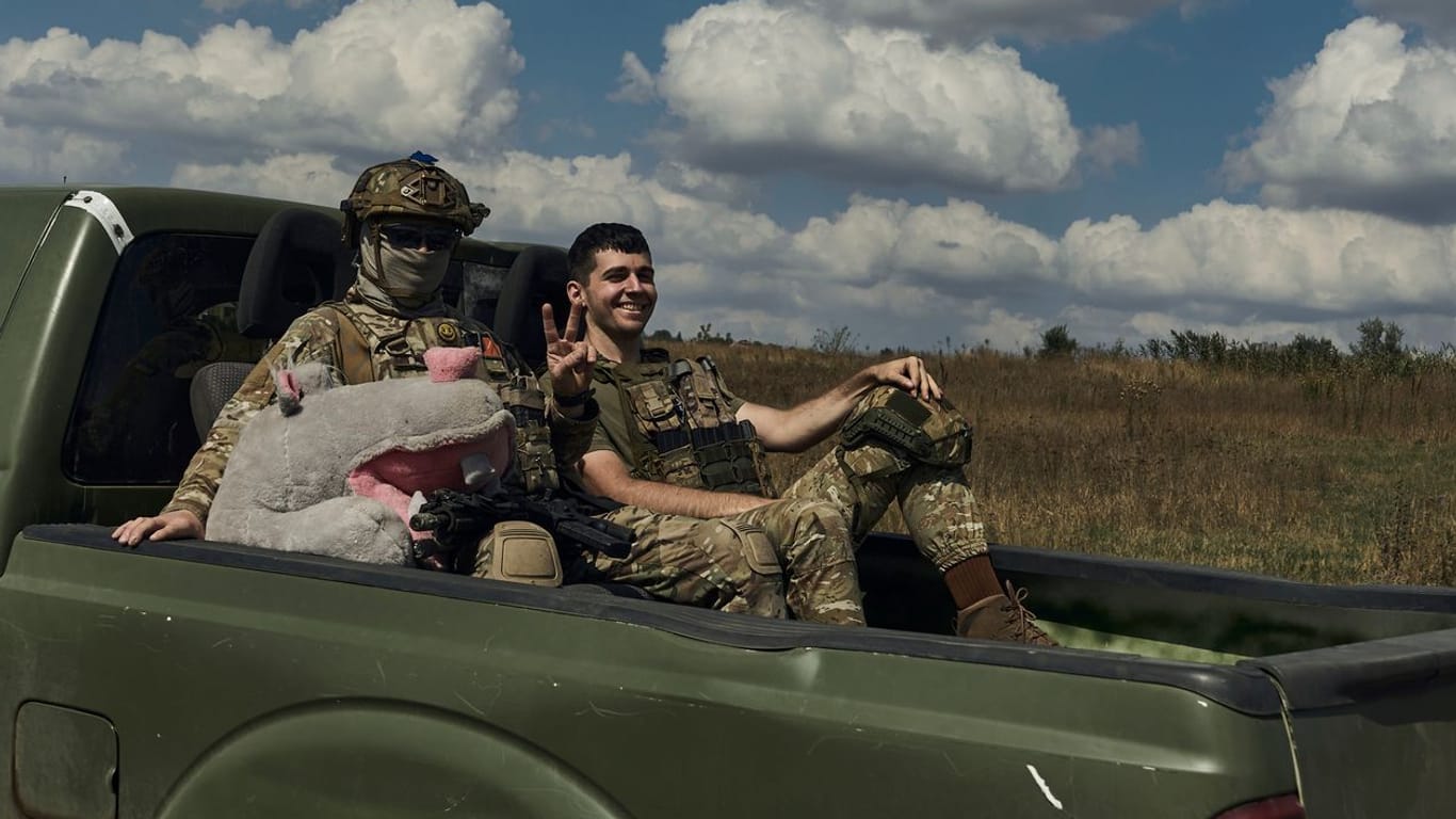 Bachmut: Soldaten der 3. Separatistenbrigade der Ukraine zeigen ein Siegeszeichen.