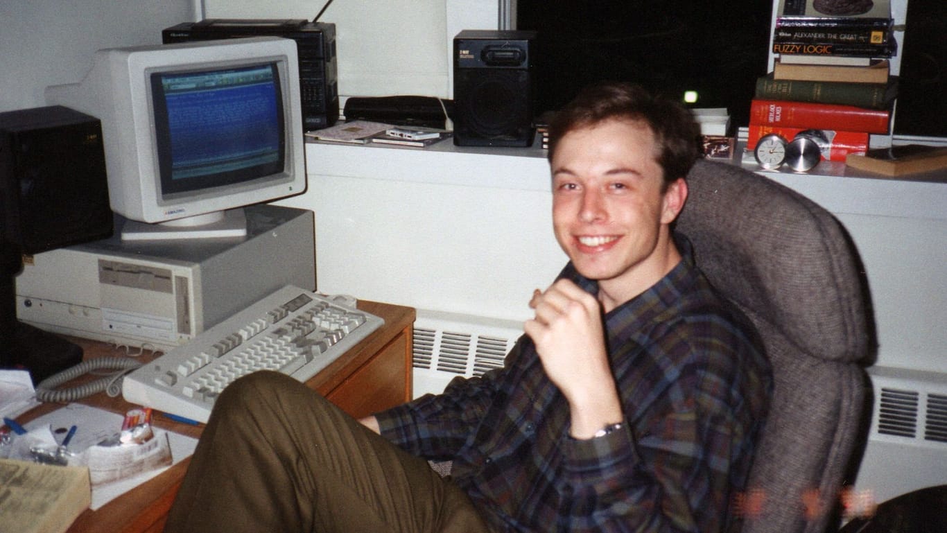 Der junge Elon Musk vor seinem Computer.