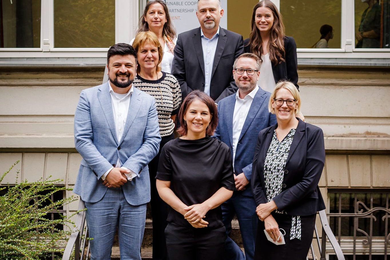 Adnan Tabatabai (l.) und Annalena Baerbock (m.) im Juni 2022: Die Förderung des Projektes ist mittlerweile beendet.