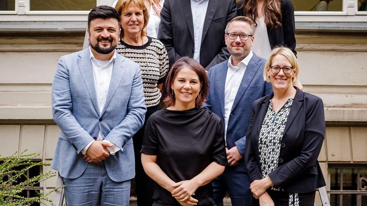 Adnan Tabatabai (l.) und Annalena Baerbock (m.) im Juni 2022: Die Förderung des Projektes ist mittlerweile beendet.