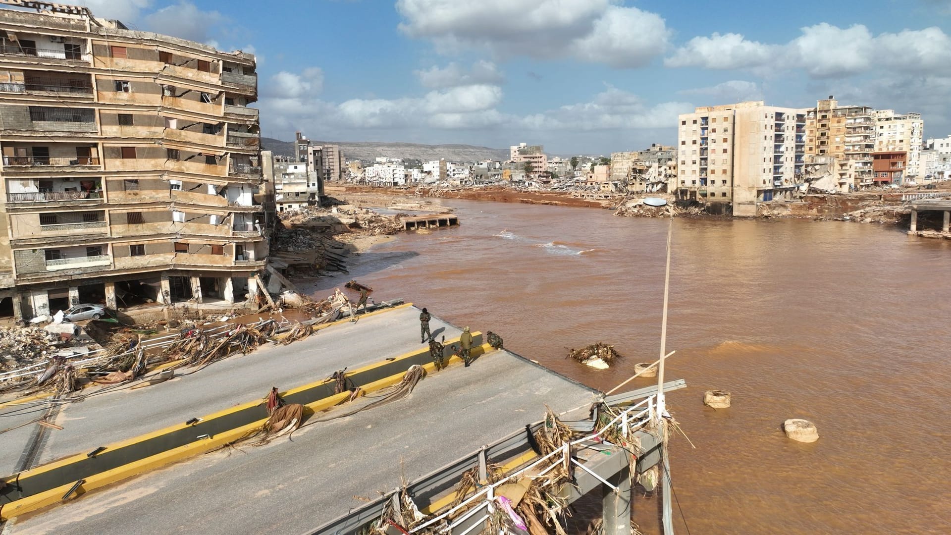In Derna hat das Wasser große Teil der Stadt überschwemmt.