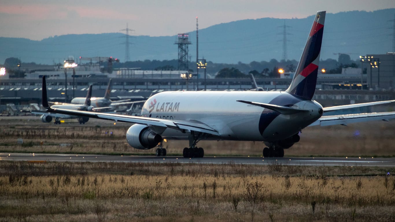 Eine Boeing 767 von LATAM Cargo: So eine Maschine wäre im Juni beinahe in Frankfurt abgestürzt.