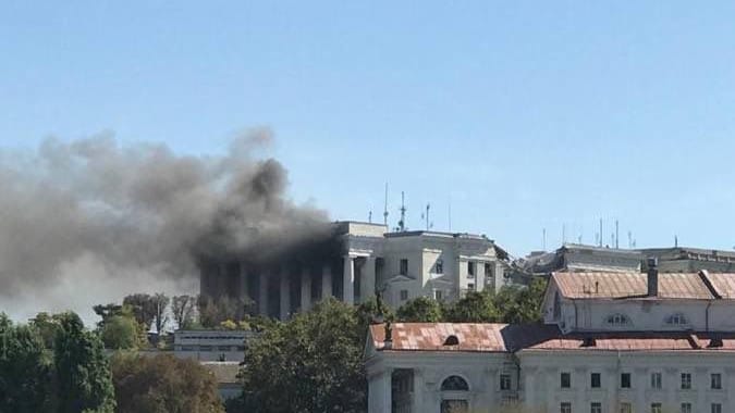 Rauch steigt aus dem Hauptquartier der Schwarzmeerflotte nach einem Raketenangriff auf.