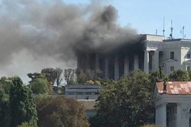 Rauch steigt aus dem Hauptquartier der Schwarzmeerflotte nach einem Raketenangriff auf.