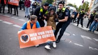 Berlin: "Letzte Generation" blockiert Potsdamer Straße