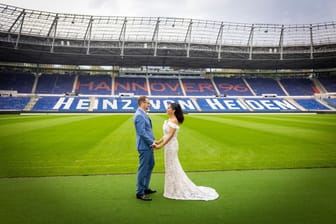 Trauung im Stadion: Das Brautpaar steht in der Heinz von Heiden Arena, dem Stadion von Fußball-Zweitligist Hannover 96.