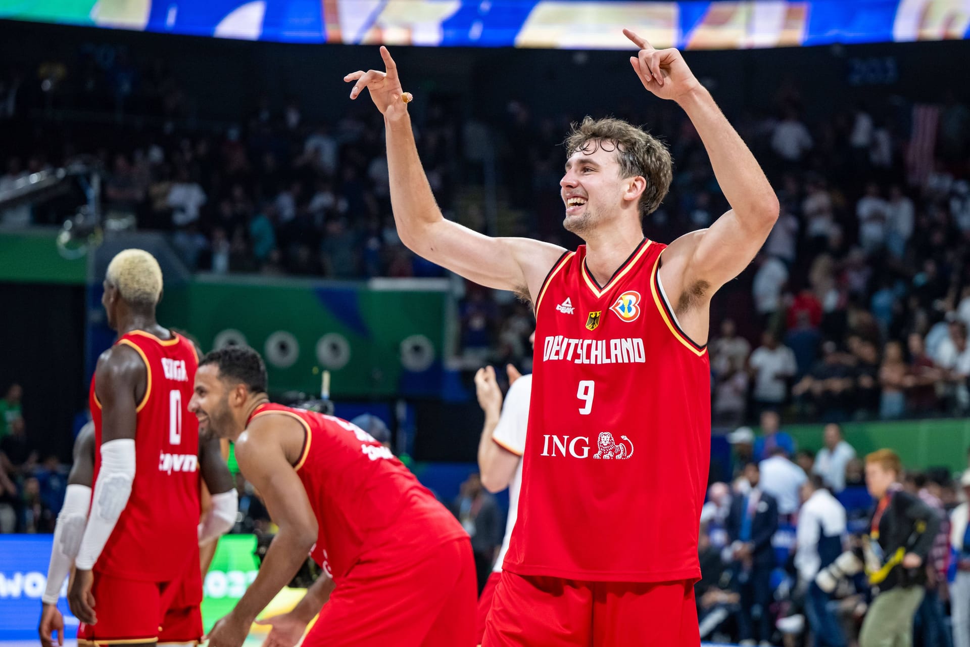 Franz Wagner jubelt: Deutschlands Basketballer stehen erstmals in einem WM-Finale.