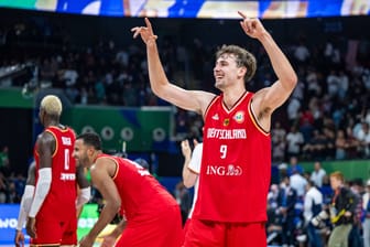 Franz Wagner jubelt: Deutschlands Basketballer stehen erstmals in einem WM-Finale.