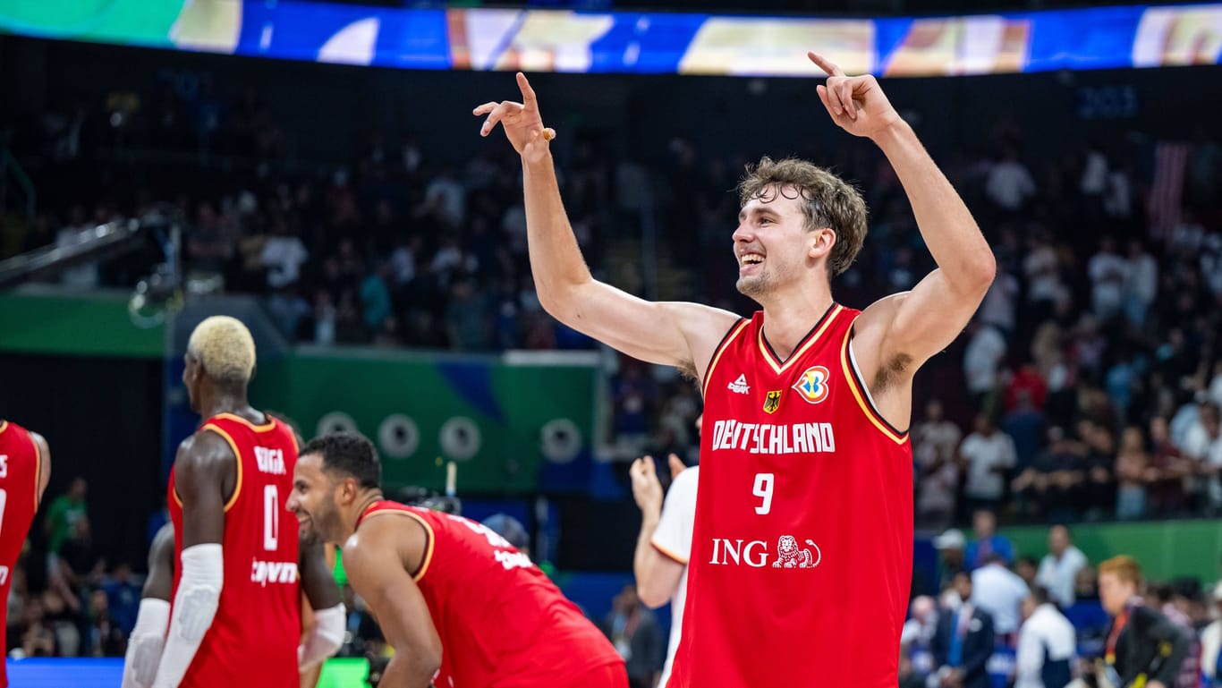 Franz Wagner jubelt: Deutschlands Basketballer stehen erstmals in einem WM-Finale.