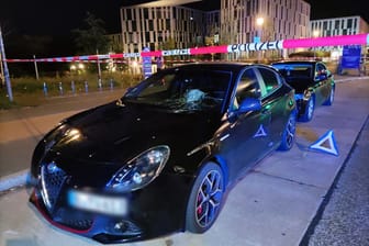 Das Unfallauto am Abend im Potsdam: Die Polizei ermittelt die Ursache des Vorfalls.