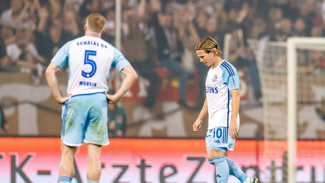 Hängende Köpfe bei den Schalkern: Nach einem schlechten Start in die 2. Liga wird es unruhig im Verein. Hängende Köpfe bei den Schalkern: Nach einem schlechten Start in die 2. Liga wird es unruhig im Verein.