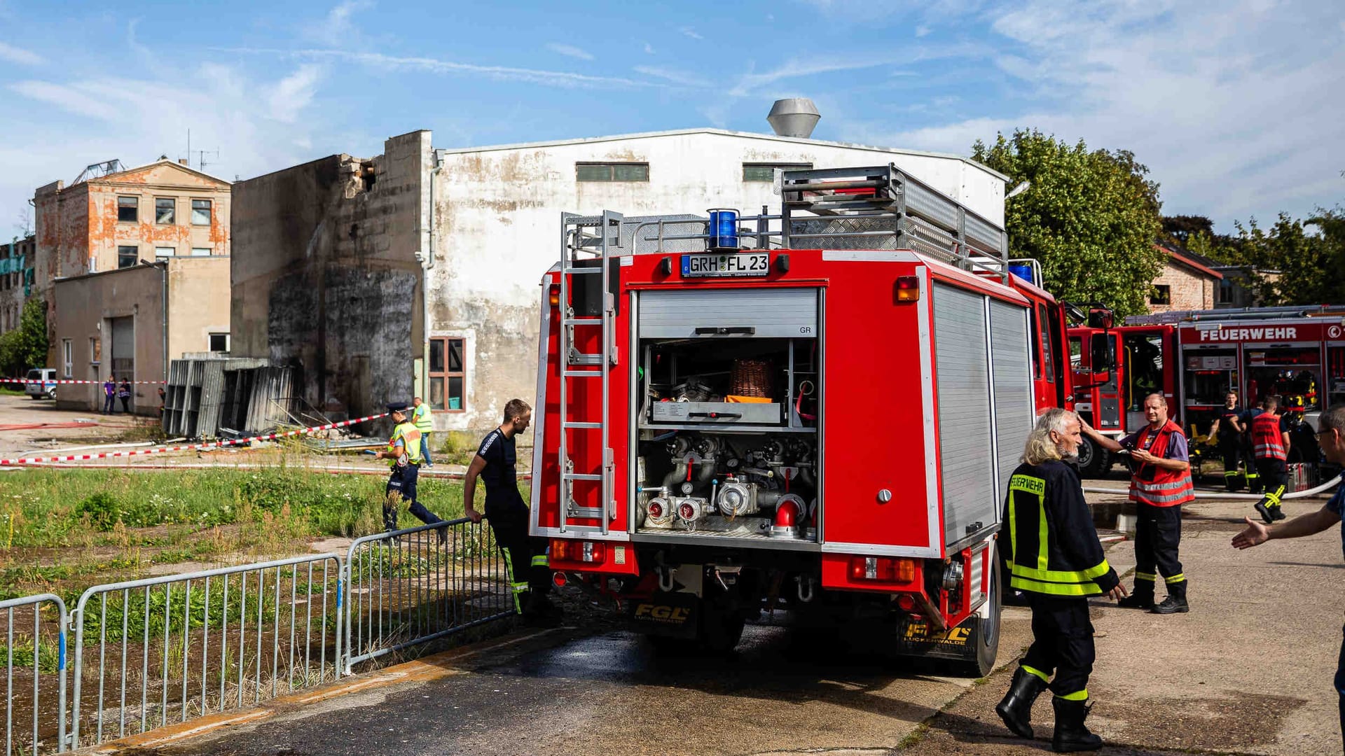 Großeinsatz an der Textimabrücke in Großenhain: Aus den Trümmern wurde eine Leiche geborgen. Großeinsatz an der Textimabrücke in Großenhain: Aus den Trümmern wurde eine Leiche geborgen.