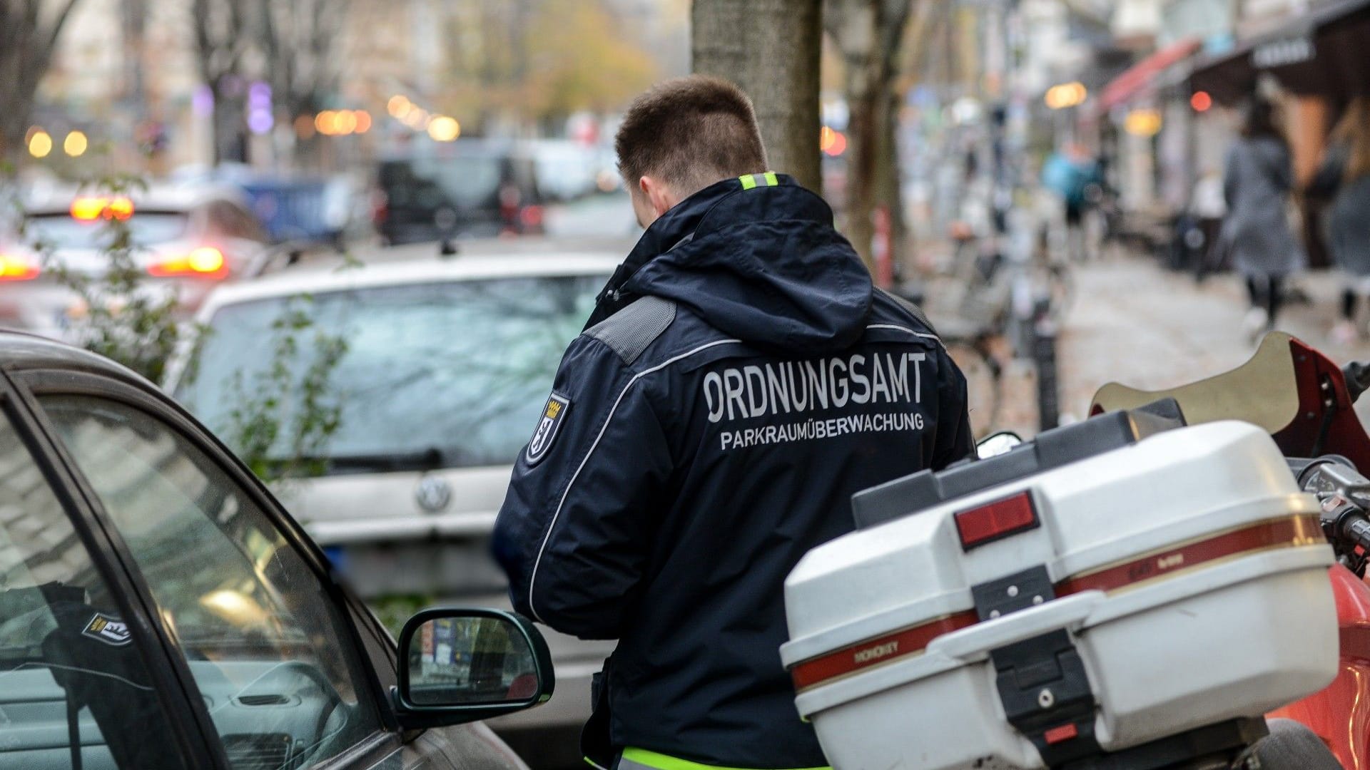 Ein Mitarbeiter des Ordnungsamtes (Archivbild): Eine solche Person ist in Berlin attackiert worden. Ein Mitarbeiter des Ordnungsamtes (Archivbild): Eine solche Person ist in Berlin attackiert worden.