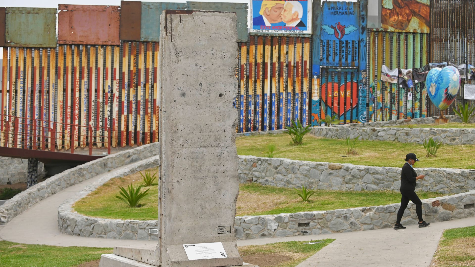 Berliner Mauer in Mexiko: Eine Plakette am Boden des Klotzes richtet sich gegen die US-Regierung.