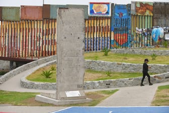 Berliner Mauer in Mexiko: Eine Plakette am Boden des Klotzes richtet sich gegen die US-Regierung.
