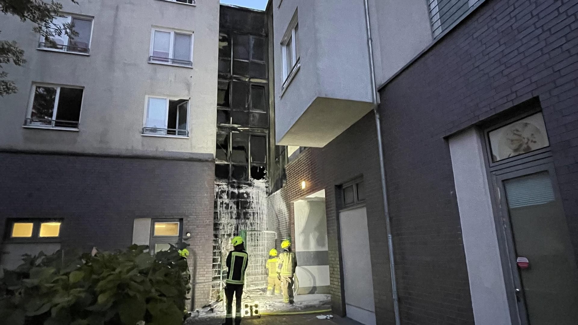Berlin-Marzahn: Bei einem Brand in einem Mehrfamilienhaus wurde ein 16-Jähriger lebensgefährlich verletzt. Berlin-Marzahn: Bei einem Brand in einem Mehrfamilienhaus wurde ein 16-Jähriger lebensgefährlich verletzt.