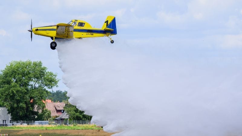 Ein Löschflugzeug im Einsatz (Symbolbild): Zwei Flugzeuge dieses Typs waren in Griechenland dabei.