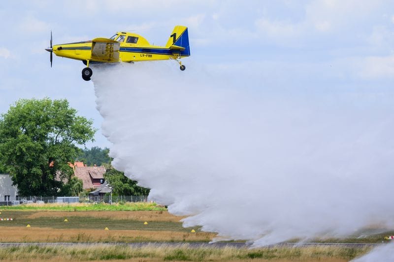 Ein Löschflugzeug im Einsatz (Symbolbild): Zwei Flugzeuge dieses Typs waren in Griechenland dabei.