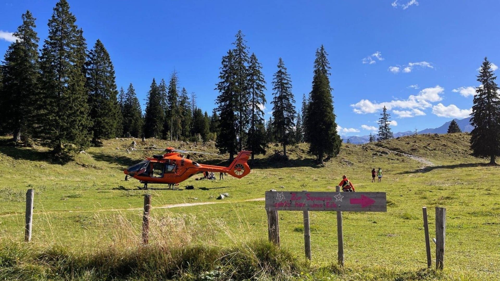 Hubschrauber am Einsatzort: Laut Polizei starb ein Mensch.