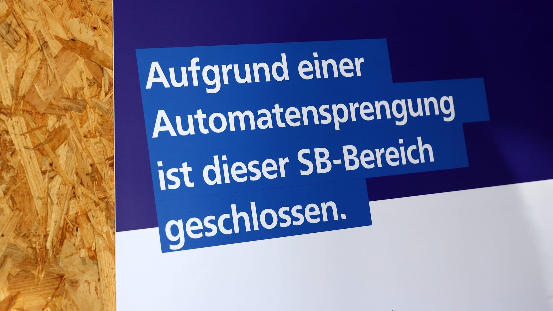 Bei Sprengungen von Geldautomaten entsteht oft sehr hoher Schaden an den Gebäuden und die Filialen müssen dann geschlossen bleiben – jetzt ging der Polizei eine Bande ins Netz.