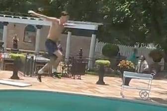 Britischer Tourist springt in Elvis' Pool
