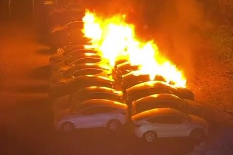 Brennende Teslas: Das Feuer wurde am frühen Dienstagmorgen gemeldet.