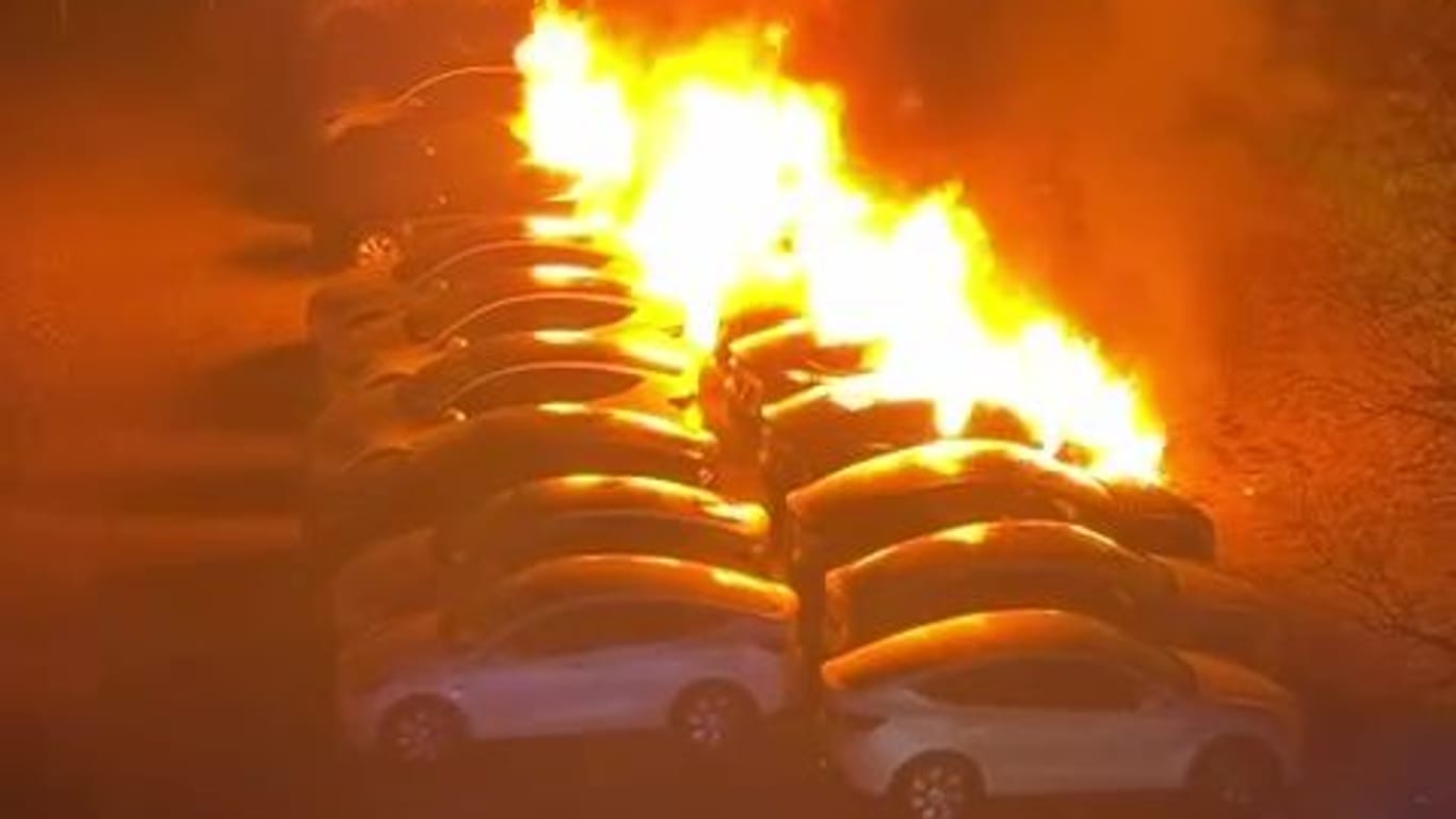 Brennende Teslas: Das Feuer wurde am frühen Dienstagmorgen gemeldet.