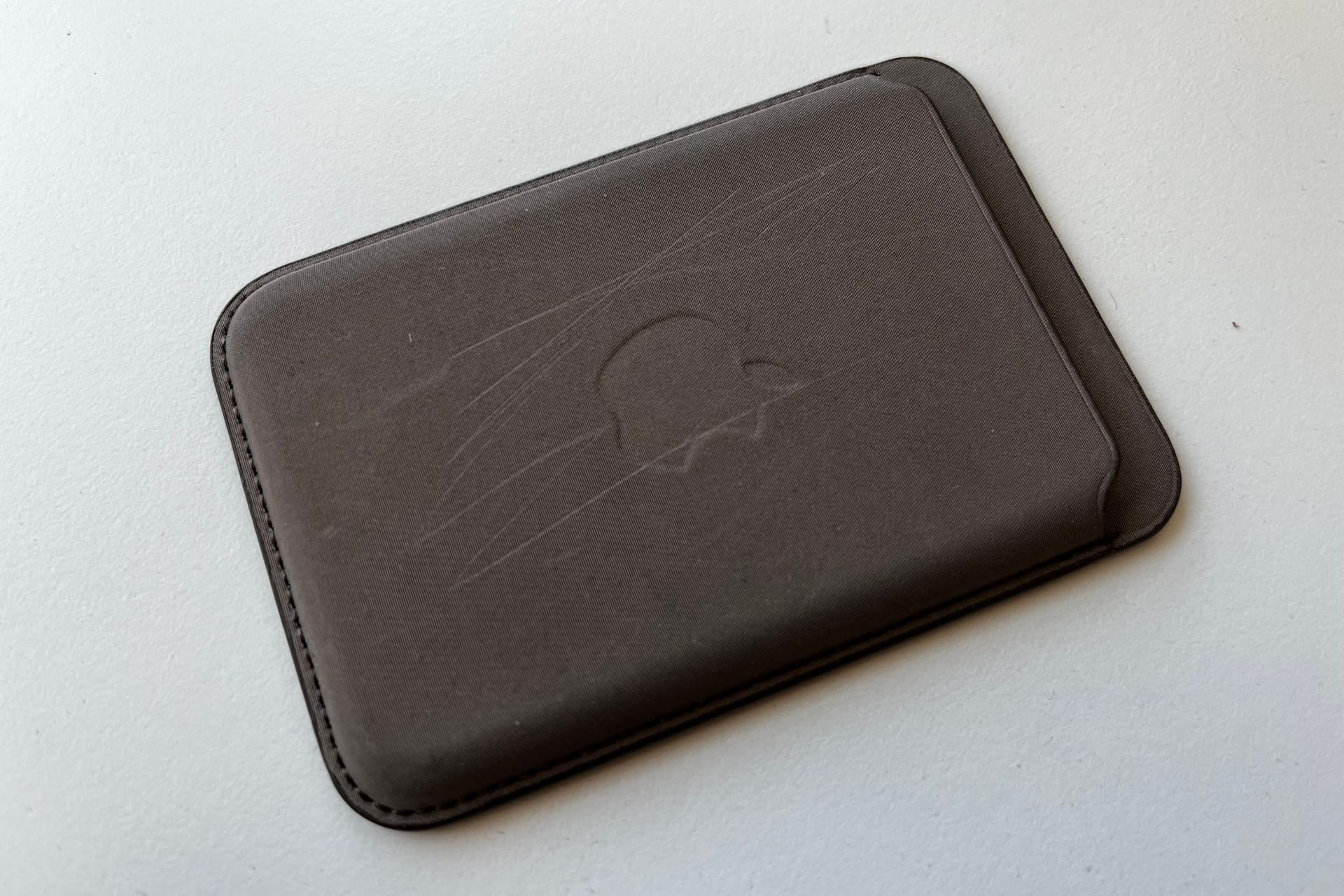Apples iPhone FineWoven Wallet: Kratzer sind auf dem Zubehör deutlich zu erkennen.