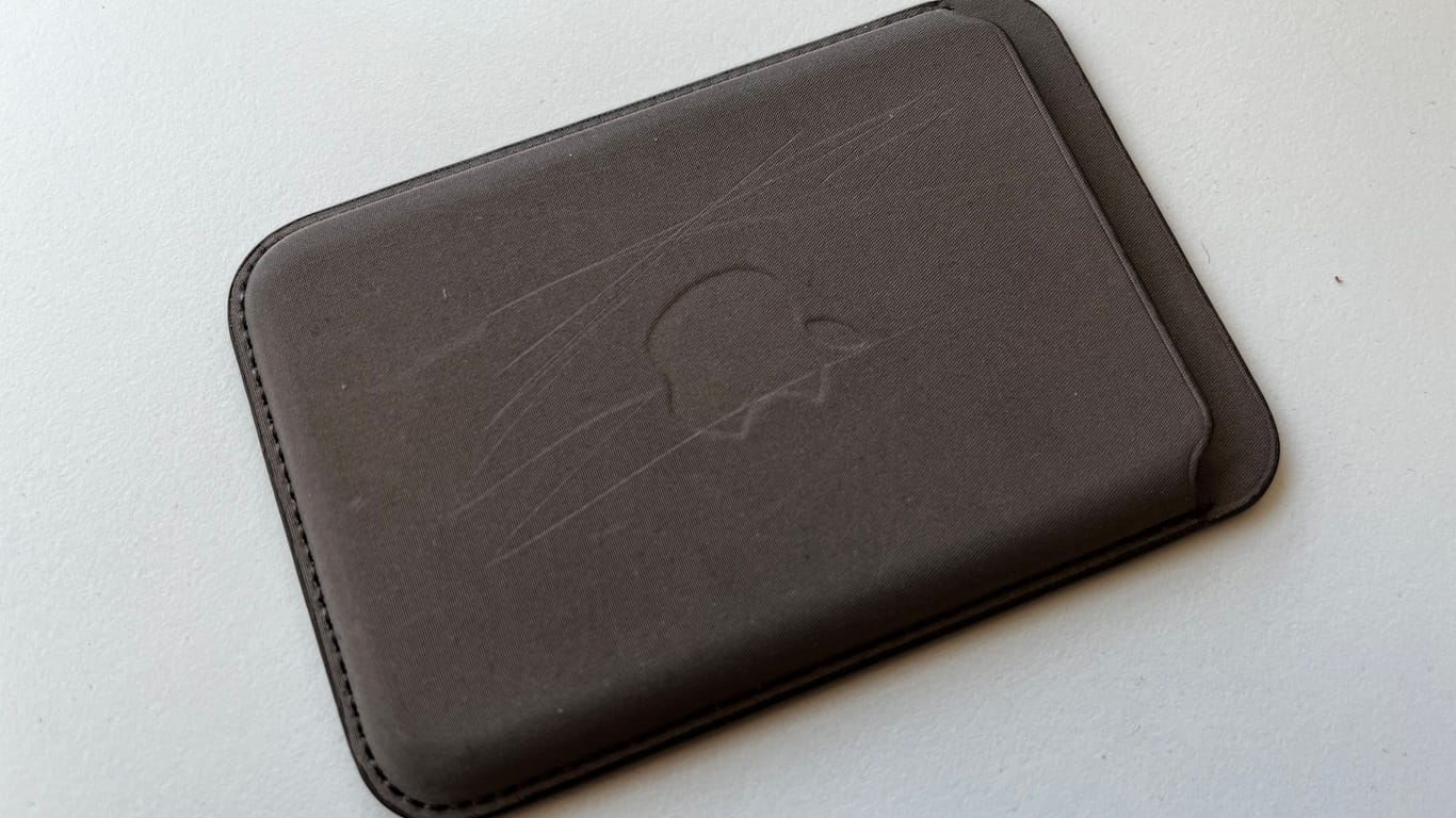 Apples iPhone FineWoven Wallet: Kratzer sind auf dem Zubehör deutlich zu erkennen.