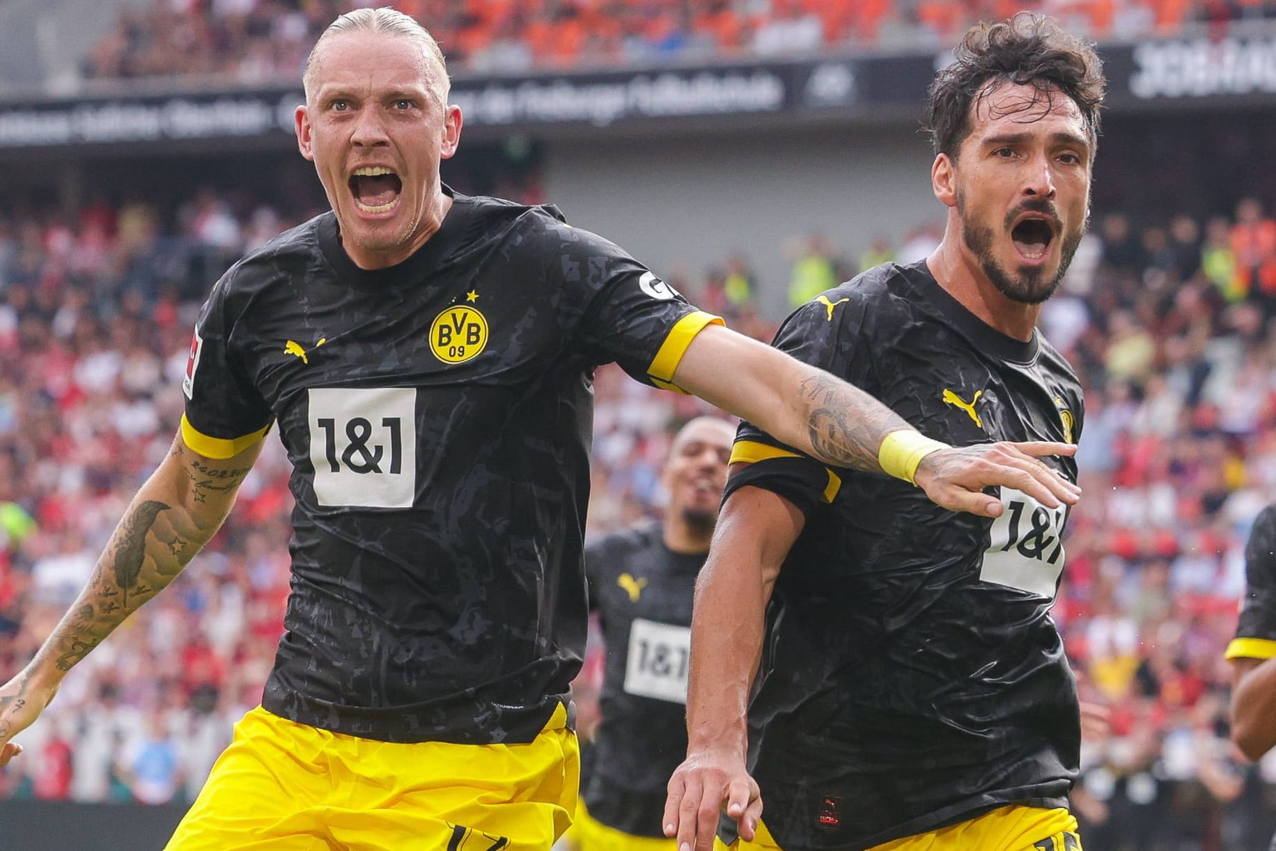 Doppel-Torschütze Hummels (r.) jubelt mit Teamkollege Wolf.