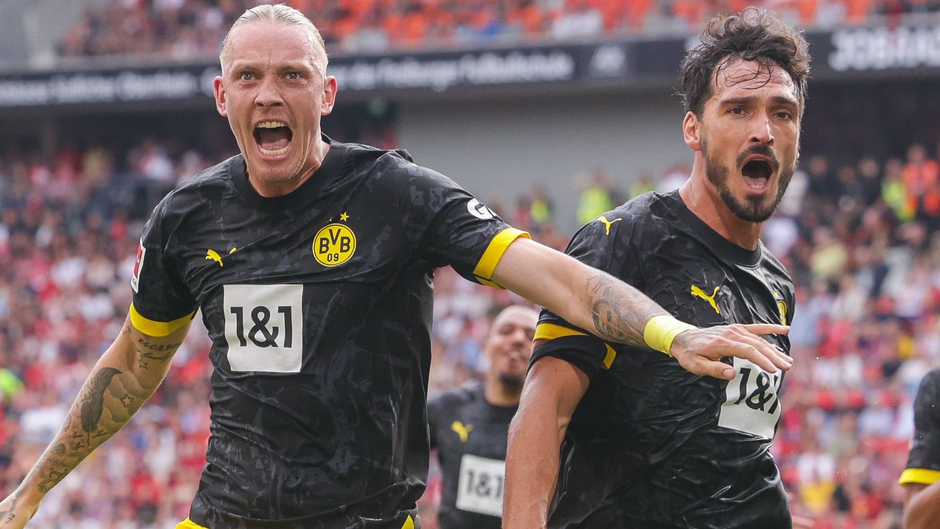 Doppel-Torschütze Hummels (r.) jubelt mit Teamkollege Wolf.