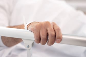 Hand eines Patienten am Krankenhausbett (Symbolbild):