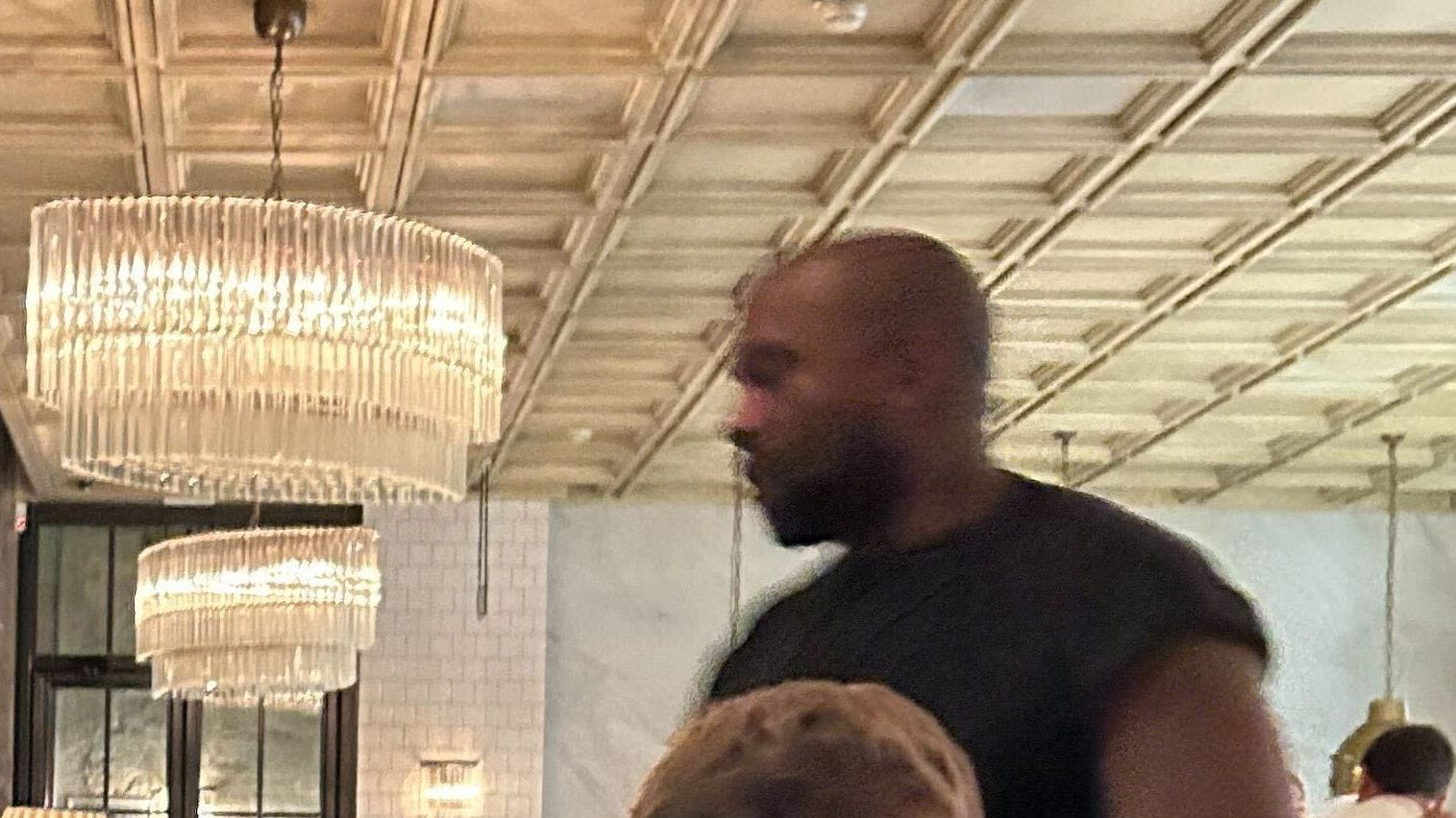 Kanye West in einem Berliner Szenelokal.