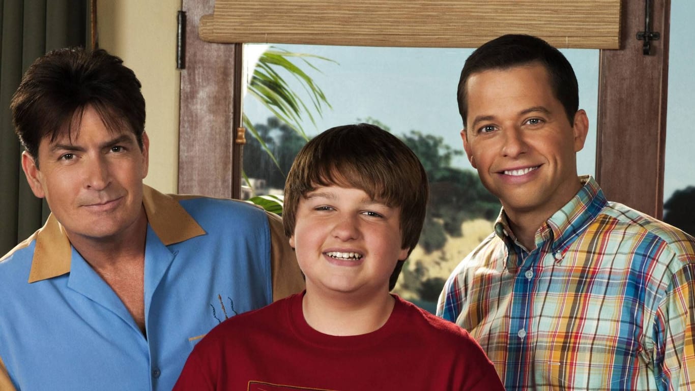 In seiner Rolle als Jake Harper wurde Angus T. Jones, neben Charlie Sheen und Jon Cryer berühmt.