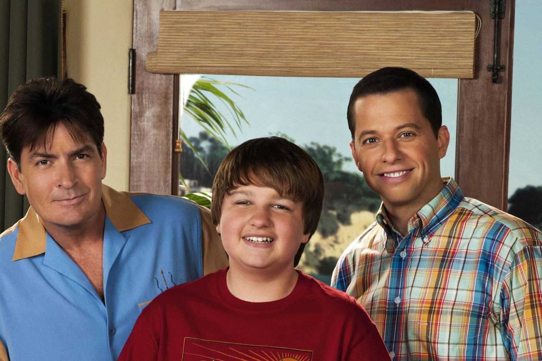 In seiner Rolle als Jake Harper wurde Angus T. Jones, neben Charlie Sheen und Jon Cryer berühmt.