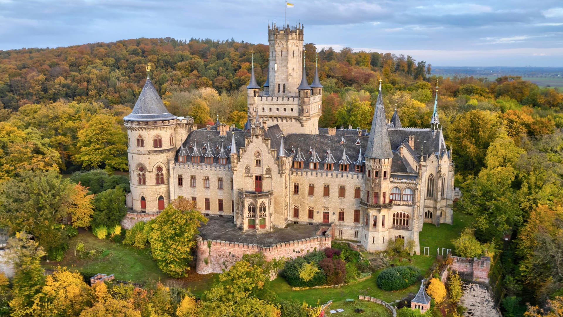 Luftbild vom Schloss Marienburg: Der Zustand des Gebäudes hat sich in einigen Teilen verschlechtert.