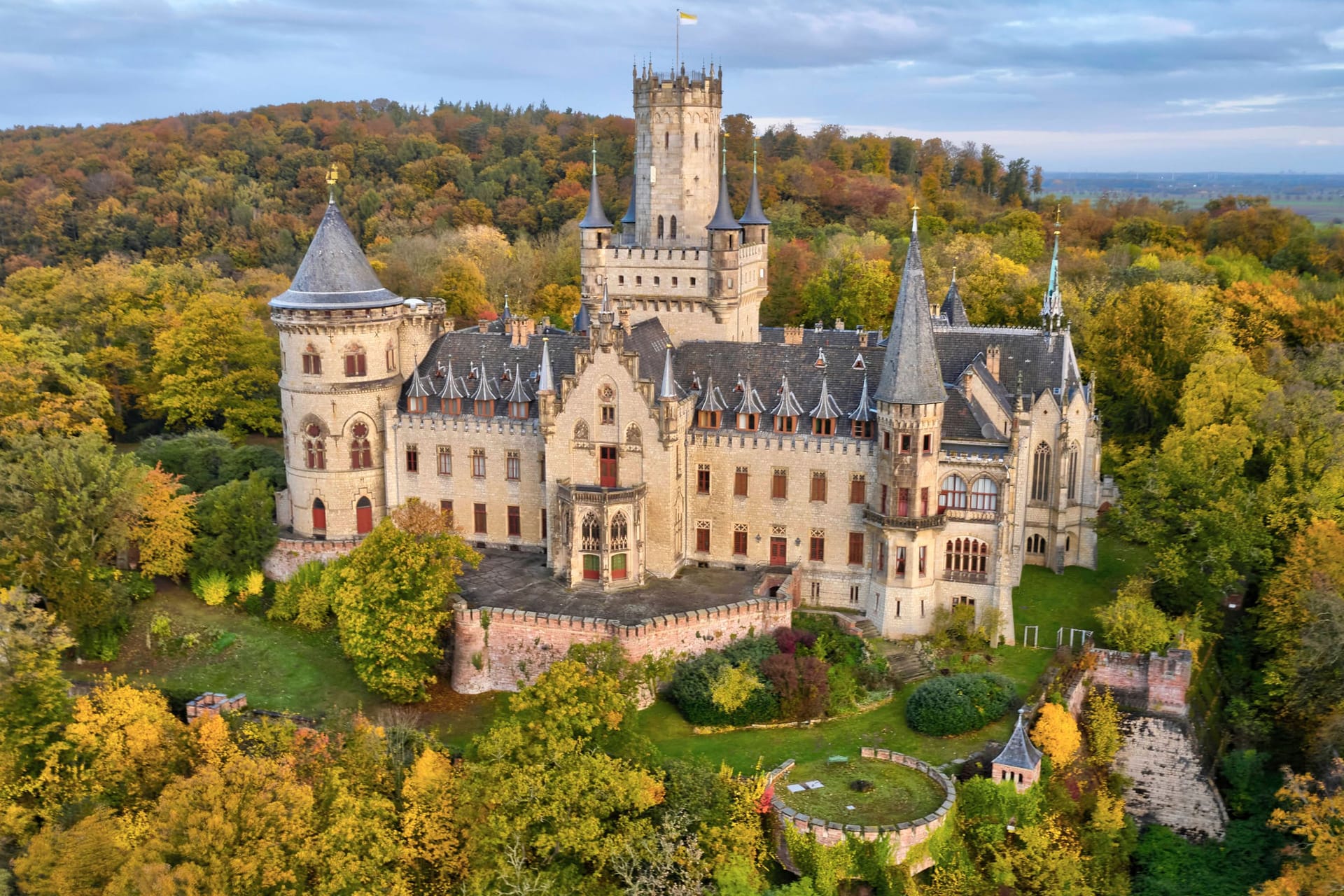 Luftbild vom Schloss Marienburg: Der Zustand des Gebäudes hat sich in einigen Teilen verschlechtert.