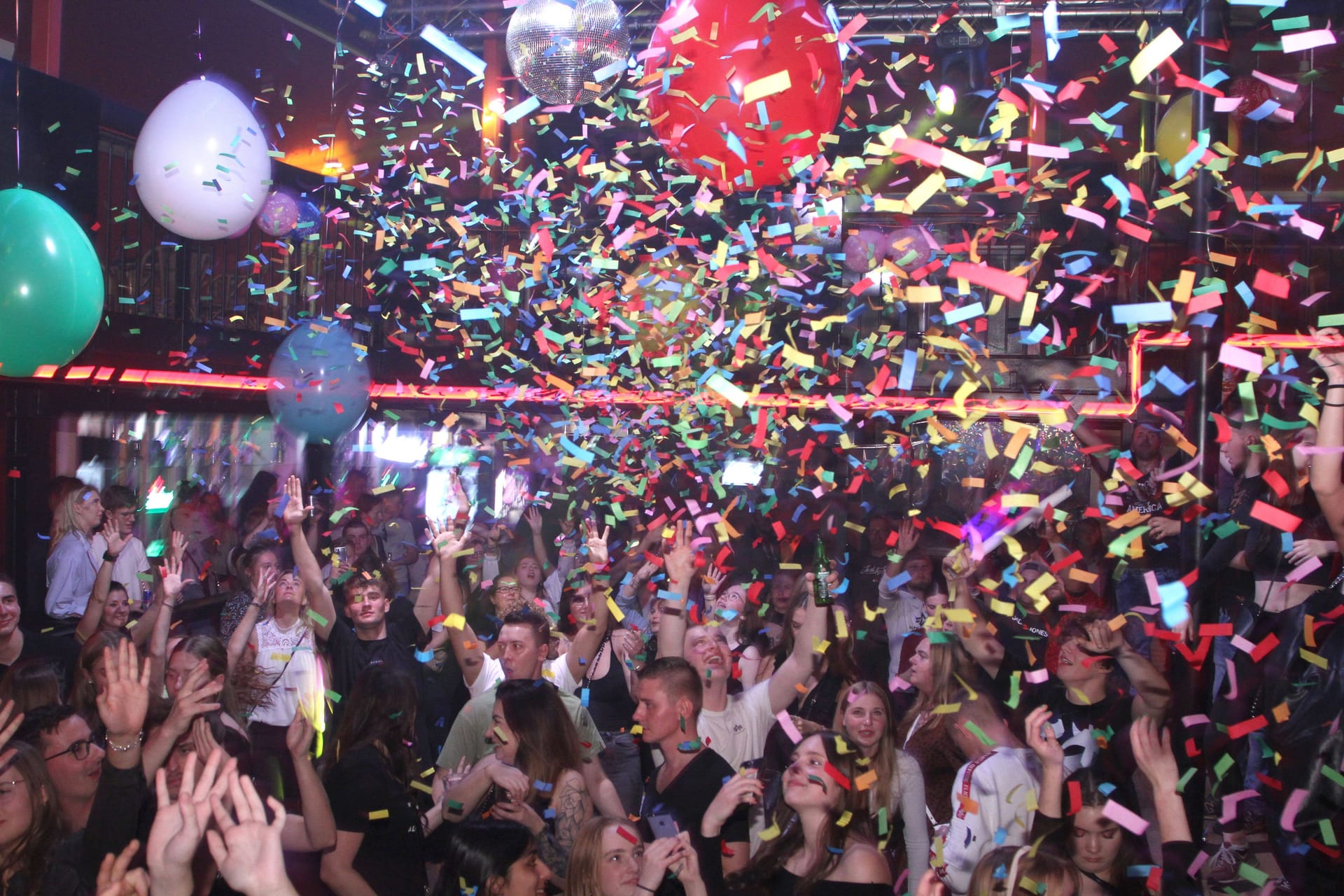 Feiernde Menschen in einer Discothek (Symbolbild): Die Neueröffnung vom "Capitol" war nur ein kurzes Vergnügen.