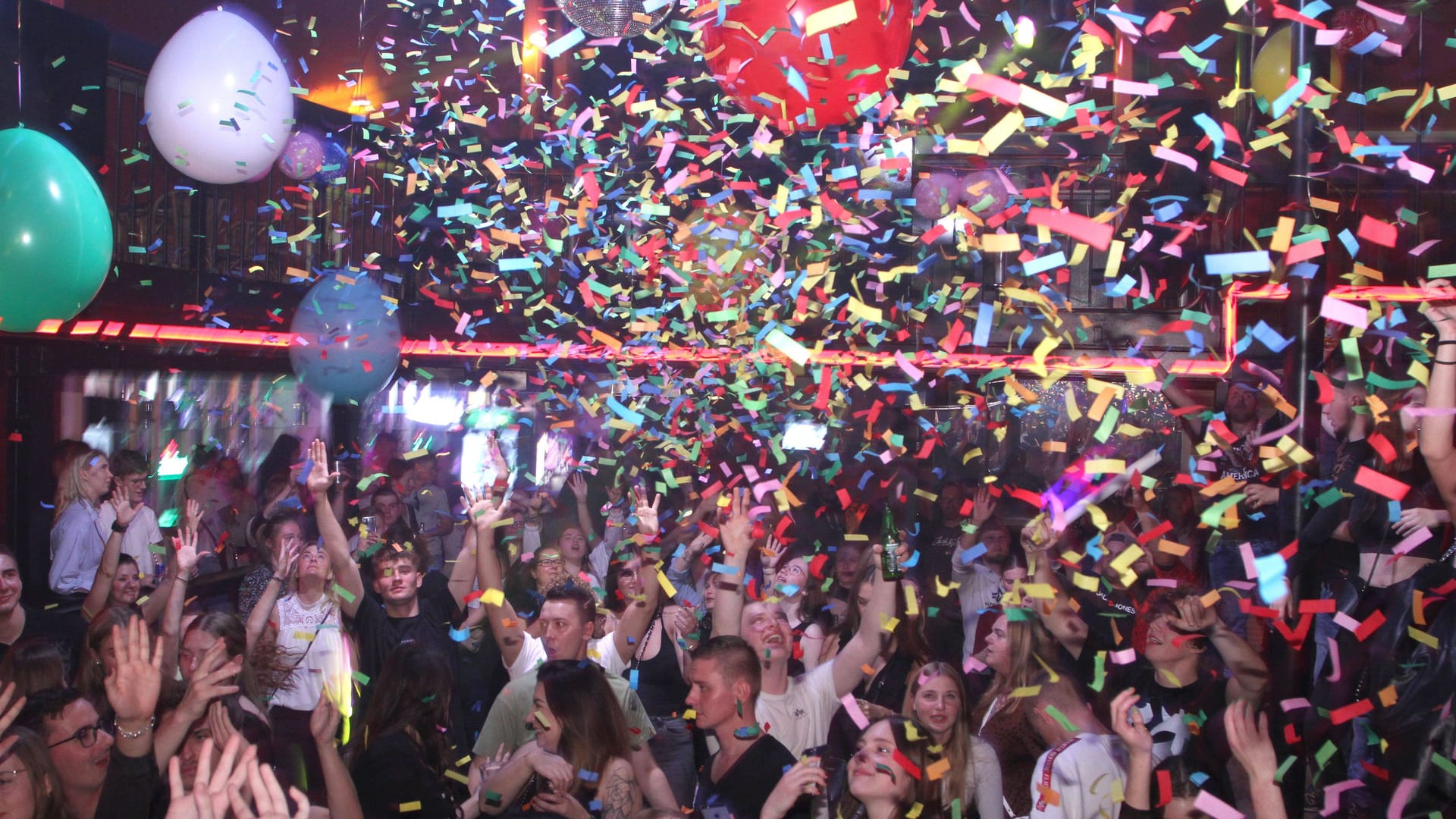 Feiernde Menschen in einer Discothek (Symbolbild): Die Neueröffnung vom "Capitol" war nur ein kurzes Vergnügen.