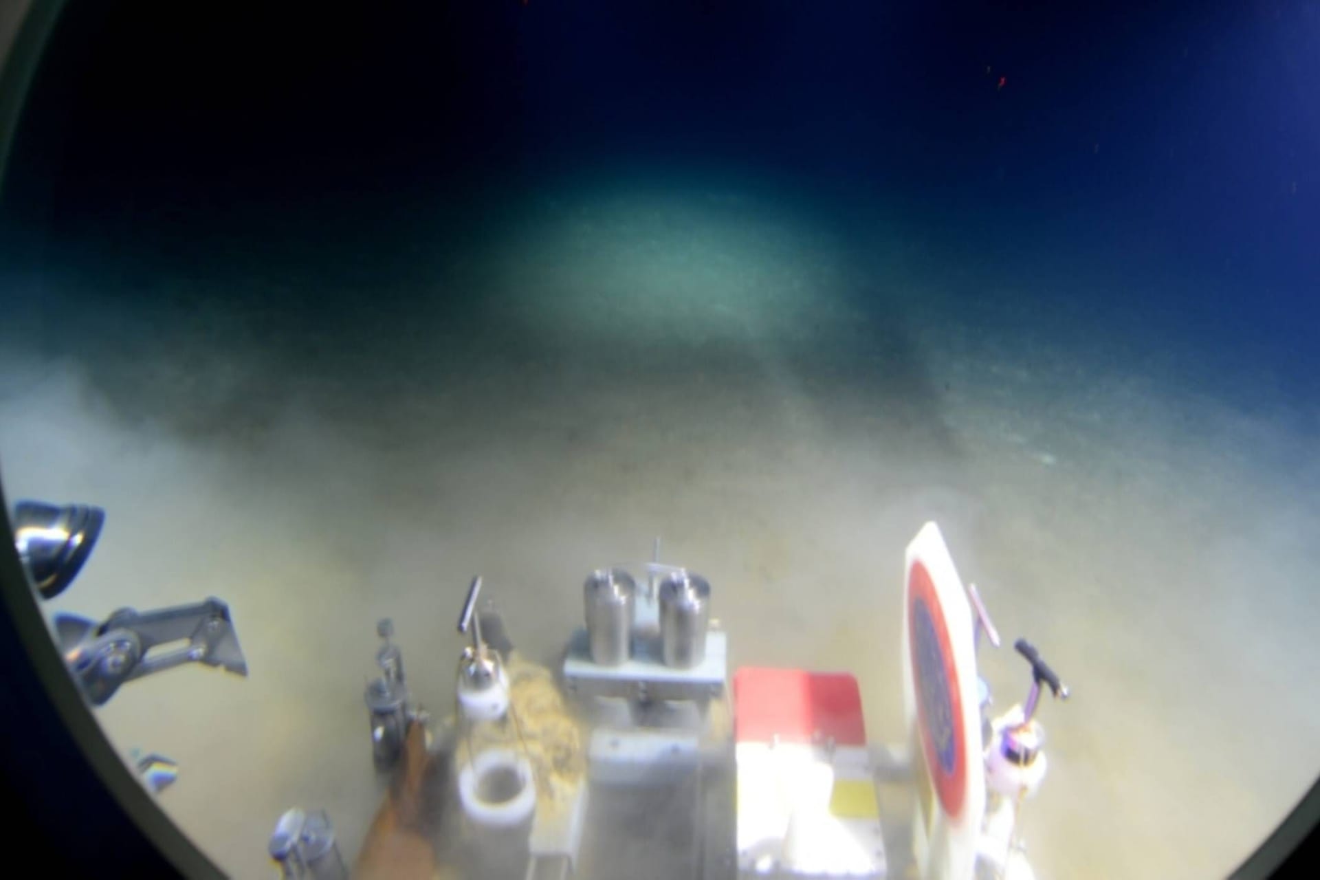 AT SEA, PACIFIC OCEAN - JUNE 24: (CHINA OUT) Submersible Jiaolong works in the & 8206;6,963m deep sea during the fourth dive during a series of six scheduled ones to attempt the country s deepest-ever 7,000-meter manned dive on June 24, 2012 in the western Pacific Ocean. The submersible Jiaolong , carrying three people, reportedly reached a depth of 7,020 meters in the Mariana Trench, the deepest part of the world s oceans which is located in the western Pacific Ocean, on June 24, local time. PUBLICATIONxNO