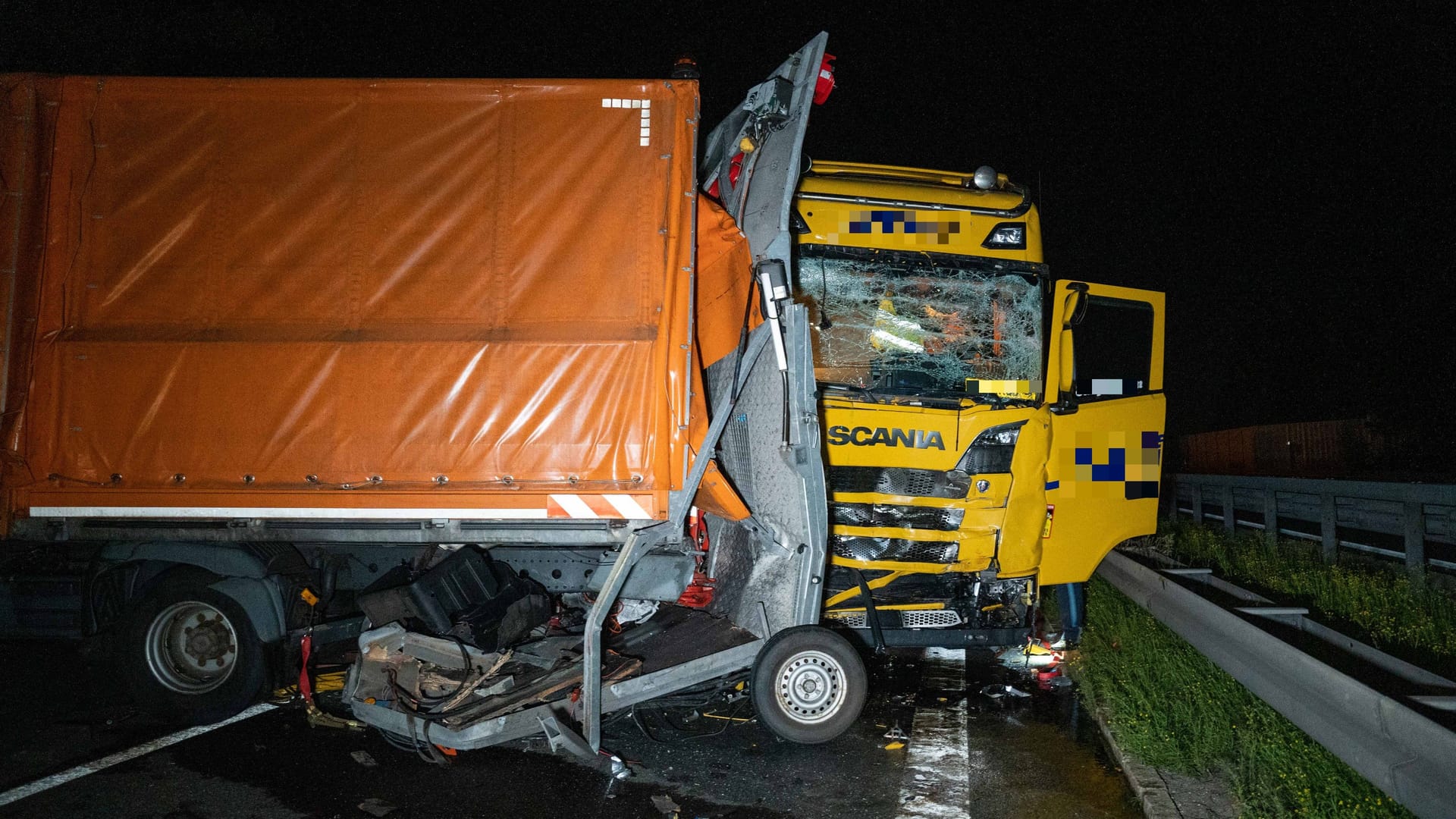 A3 bei Altdorf: Dieser Lastwagen ist am frühen Mittwochmorgen vor einer Nachtbaustelle auf einen Warnleitanhänger aufgefahren.