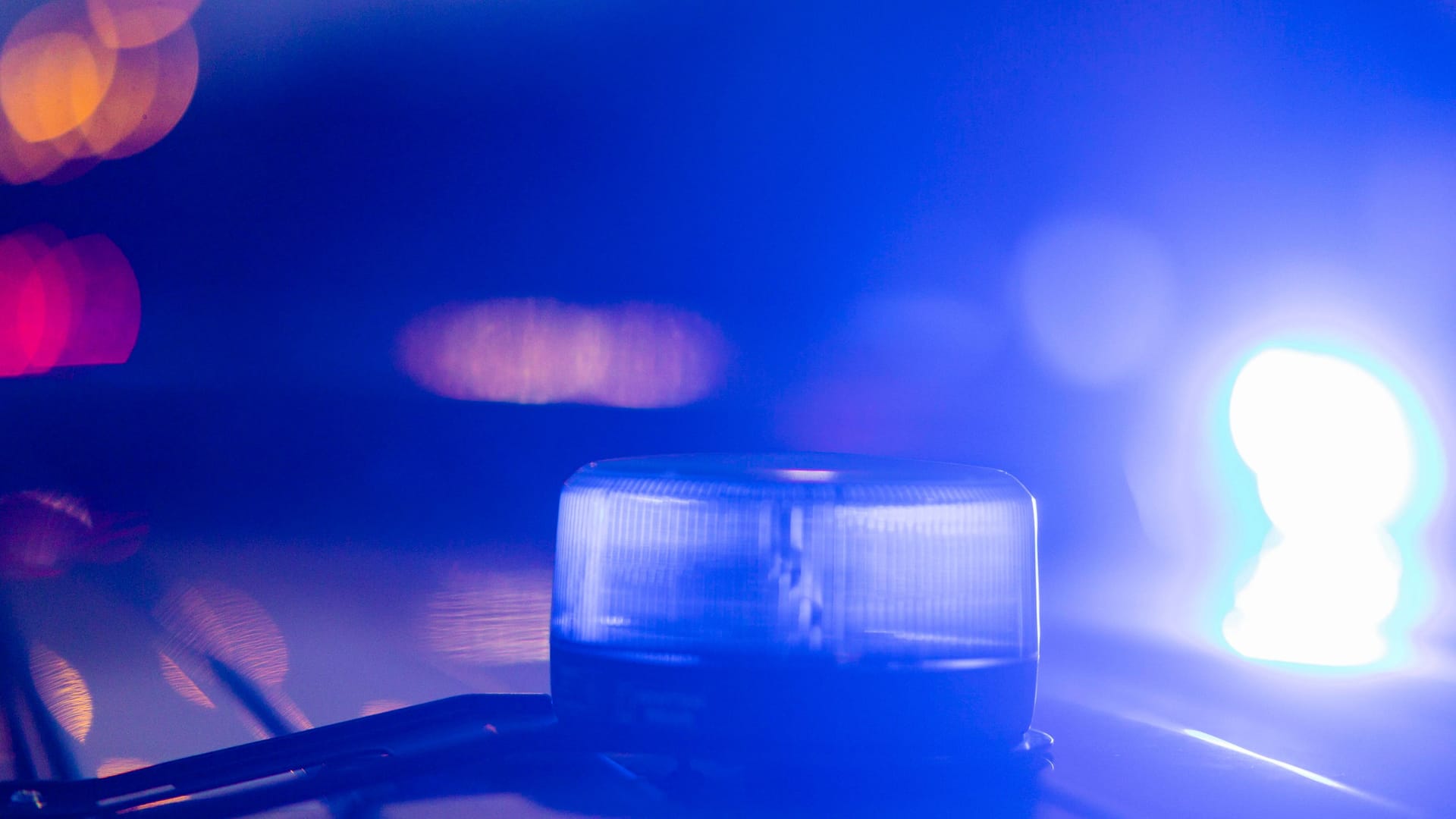 Blaulicht (Symbolbild): In Dresden ist es zu einer rassistischen Attacke gekommen. Blaulicht (Symbolbild): In Dresden ist es zu einer rassistischen Attacke gekommen.