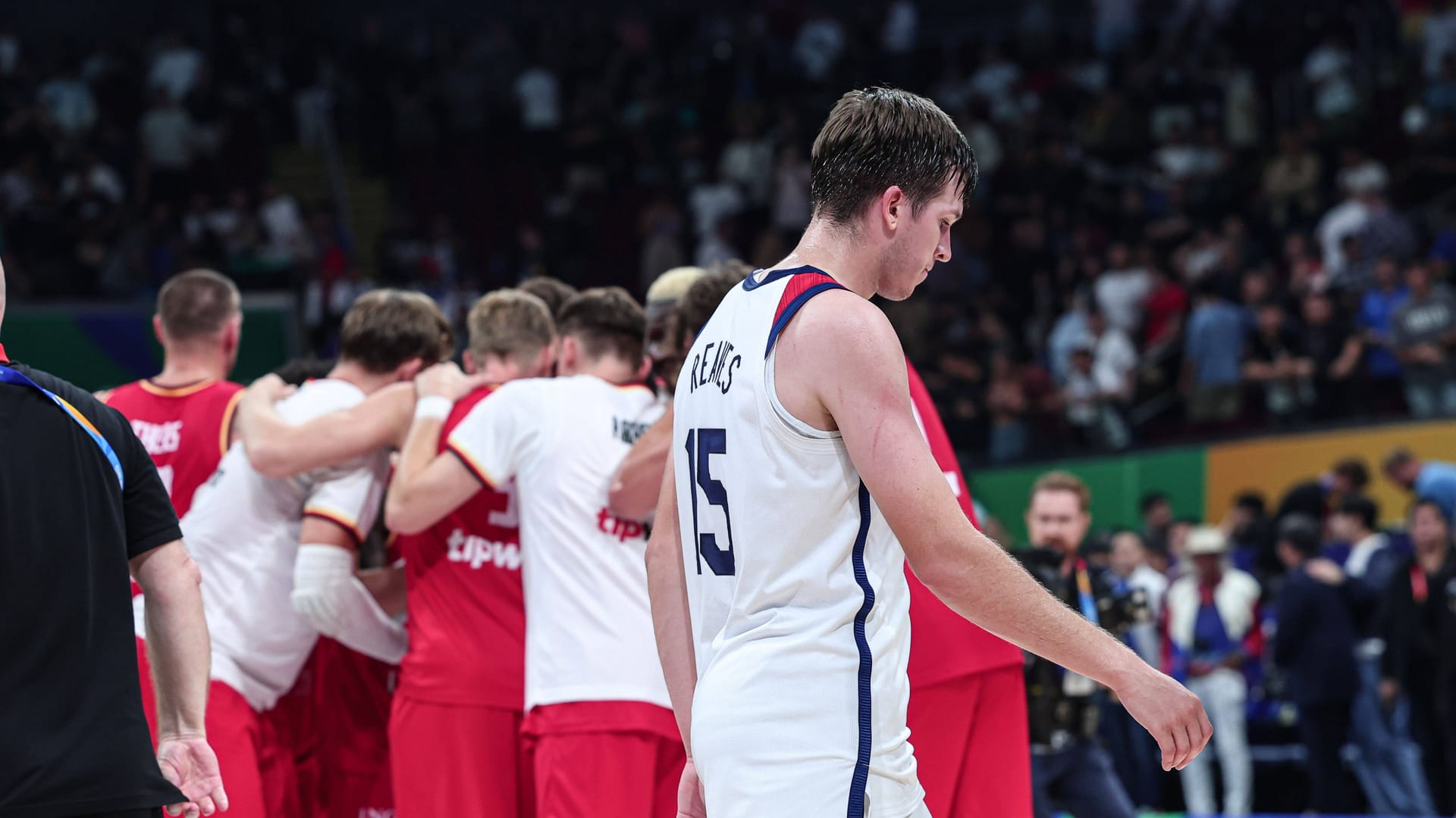 Austin Reaves geht geknickt vom Platz: Gegen Deutschland mussten sich die US-Basketballer geschlagen geben.