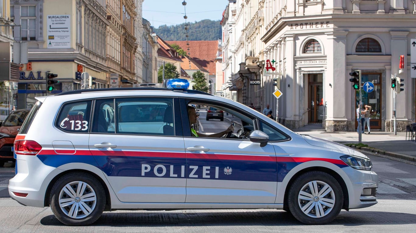 Polizei in Graz (Symbolbild): Die Frauenministerin sagte, in Zusammenarbeit mit der Polizei prüfe sie rechtliche Schritte.