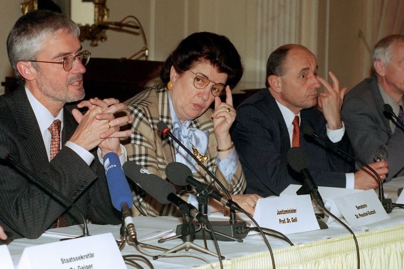 Die ehemaligen Länder-Justizminister (l-r): Ulrich Goll (Baden-Württemberg), Lore Maria Peschel-Gutzeit (Hamburg), Alfred Sauter (Bayern) und Steffen Heitmann (Sachsen) im Jahr 1999.