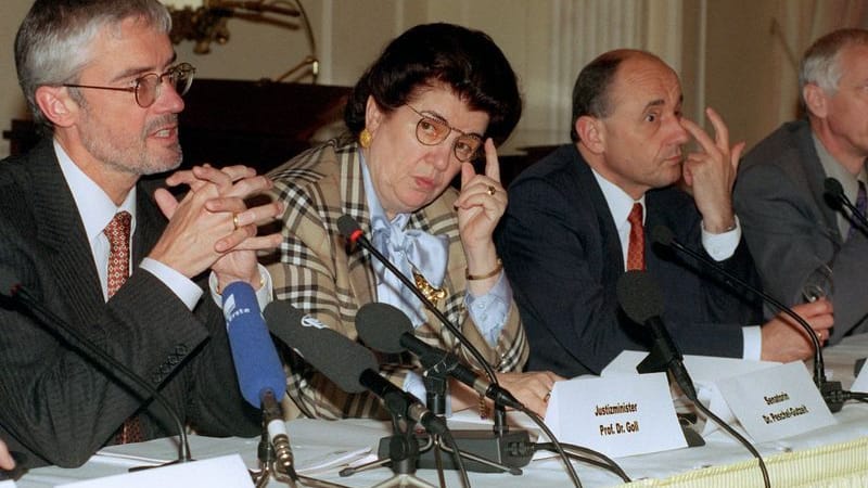 Die ehemaligen Länder-Justizminister (l-r): Ulrich Goll (Baden-Württemberg), Lore Maria Peschel-Gutzeit (Hamburg), Alfred Sauter (Bayern) und Steffen Heitmann (Sachsen) im Jahr 1999.